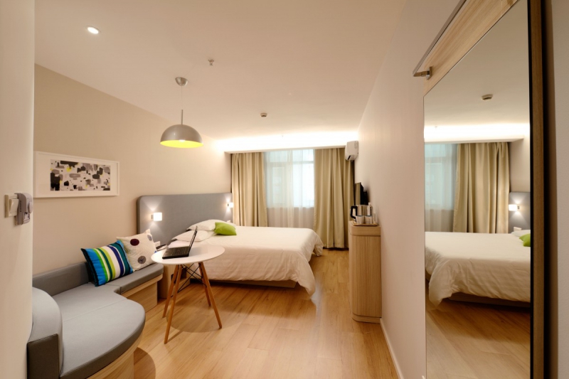 chambre-hote-OLLIERES-min_hotel_guest_room_new-634601